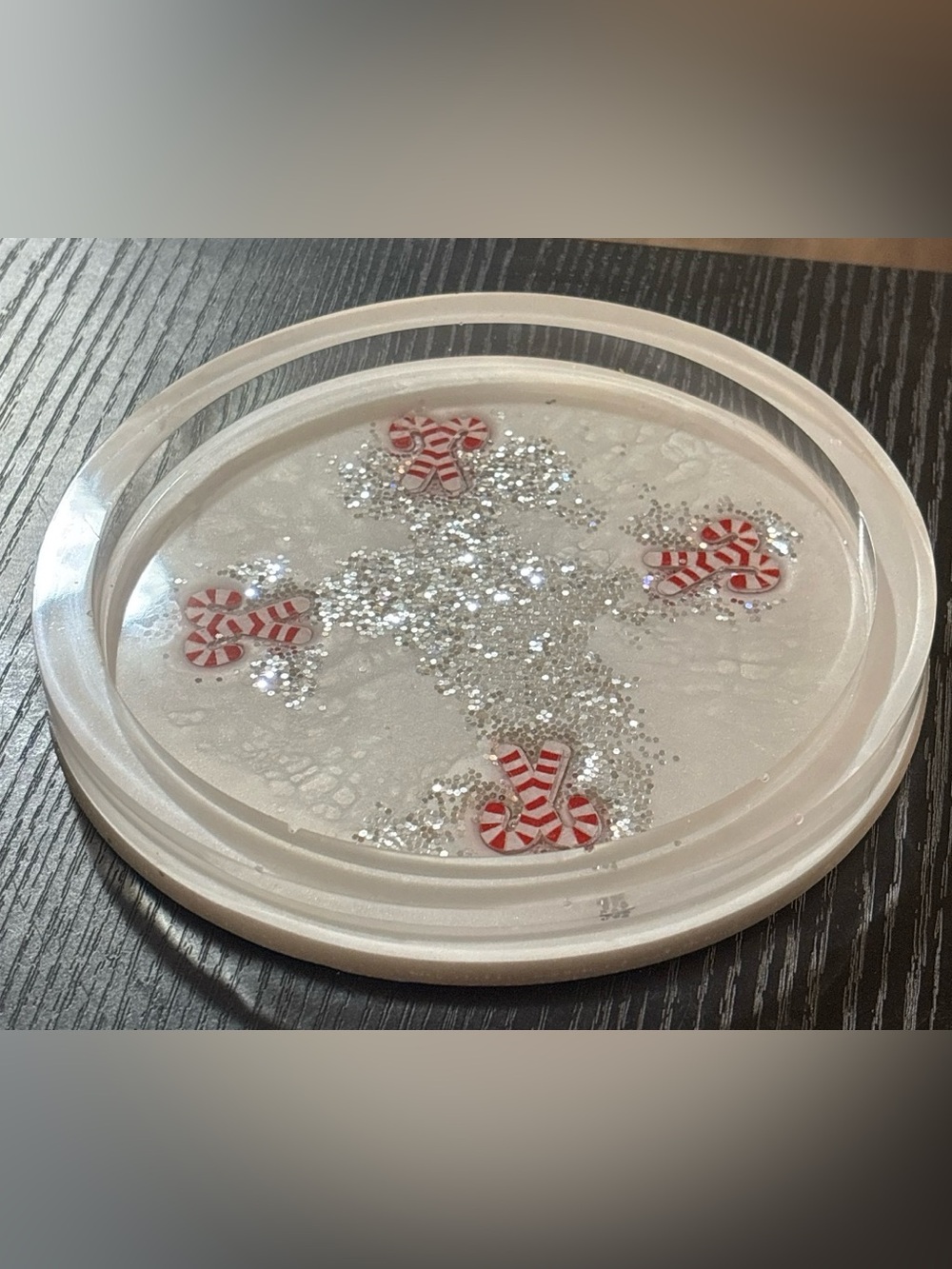 NORE’S NOVELTIES Handcrafted Round Decorative Clear-Rimmed Tray “GLITTER CANE 2”